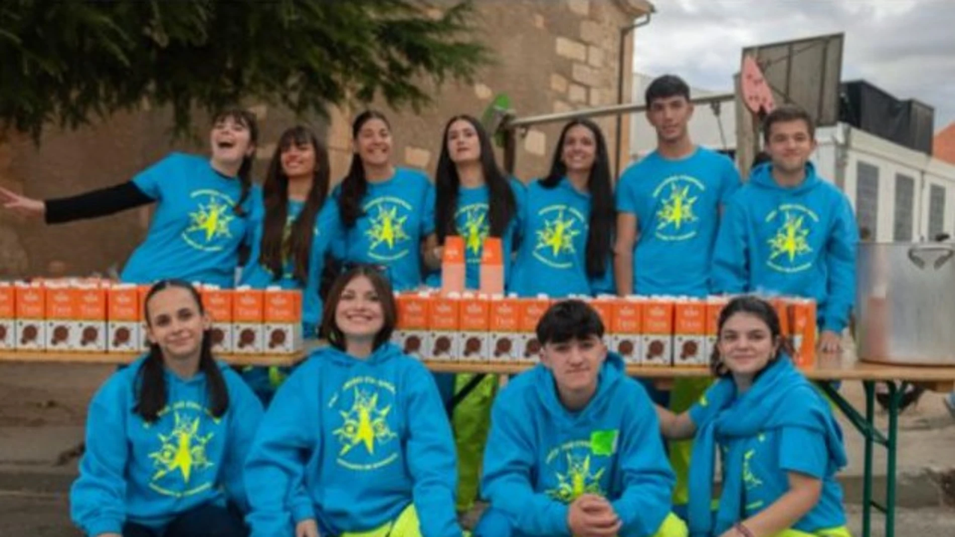 Foto de familia de la peña Prohibido Chispear, de Navares de Enmedio (Segovia), que se ha proclamado ganadora del concurso