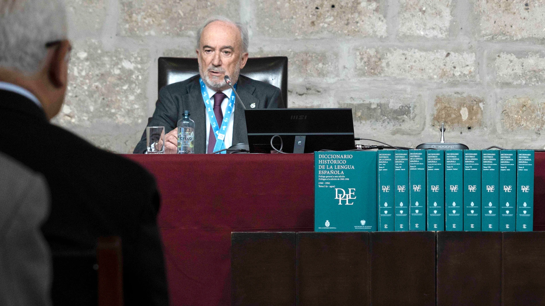 AME7724. AREQUIPA (PERÚ), 13/10/2025.- Fotografía cedida por la Real Academia Española (RAE) del director de la RAE y presidente de la ASALE, Santiago Muñoz Machado (i), hablando en la presentación del Diccionario histórico de la lengua española (DHLE), en el X Congreso de la Lengua Española este lunes, en Arequipa (Perú). La RAE presentó en Arequipa (Perú), en vísperas del arranque oficial del X Congreso de la Lengua Española, su primer Diccionario Histórico de la Lengua Española (DHLE), un ...