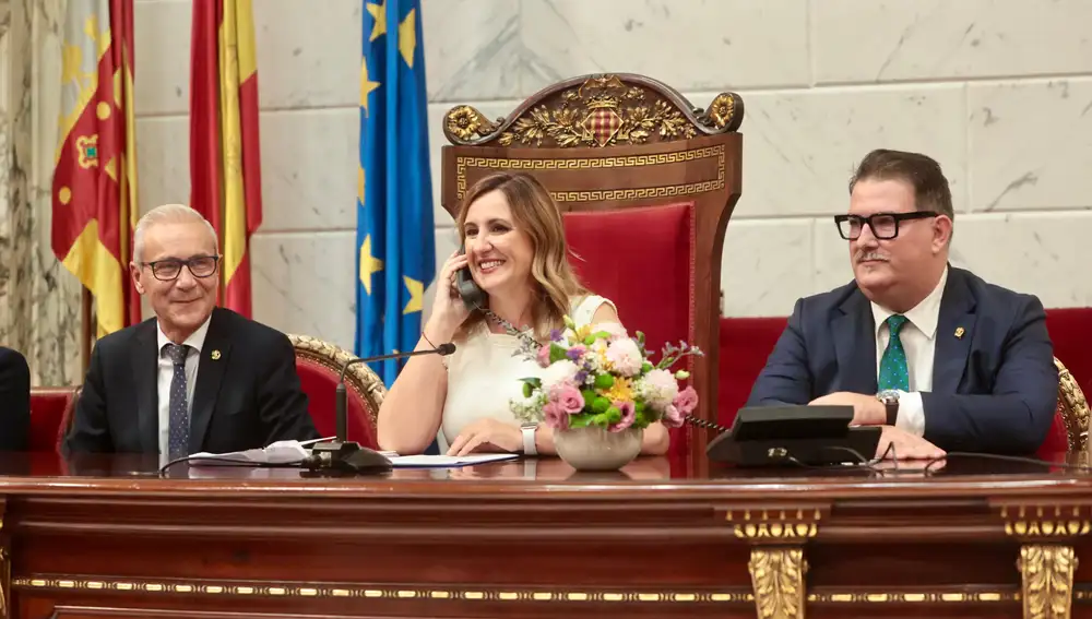 La alcaldesa, durante la tradicional llamada a las nuevas falleras mayores de Valencia