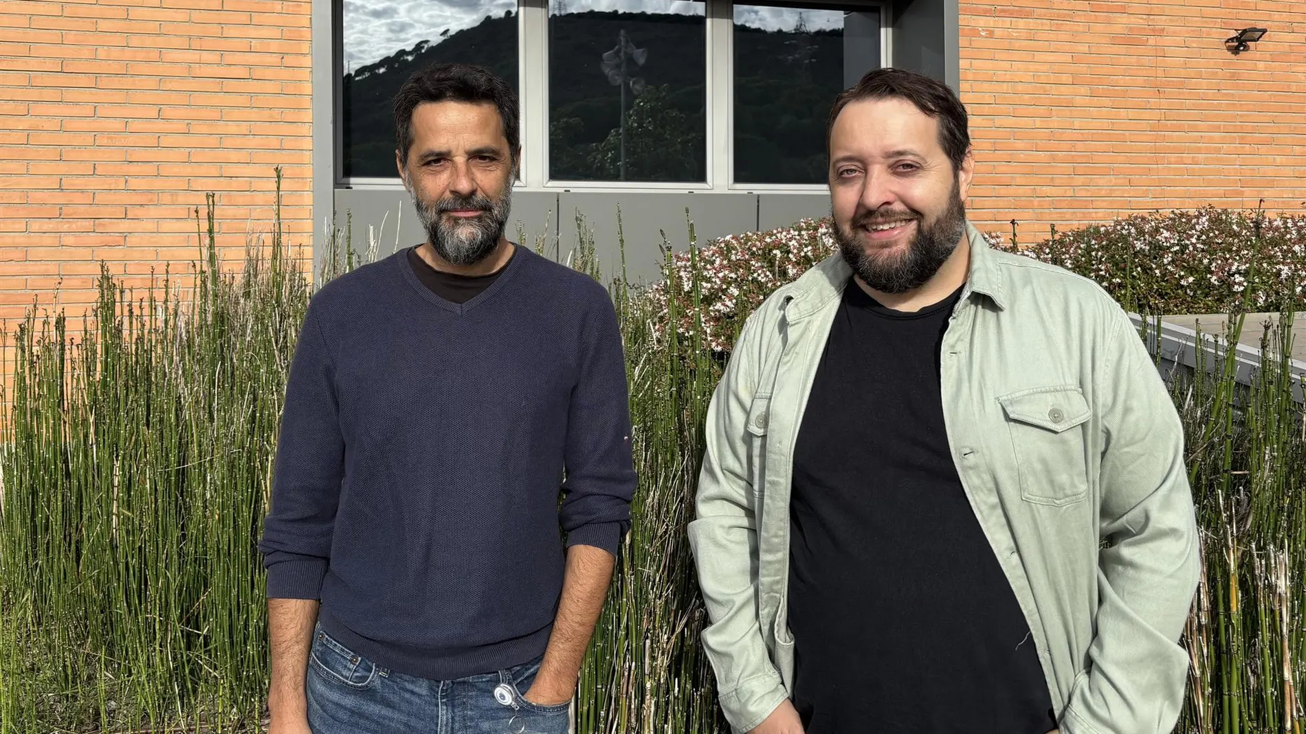 El doctor Rafael de Cid (izq.), investigador principal del estudio en el IGTP, y Xavier Farré, primer autor