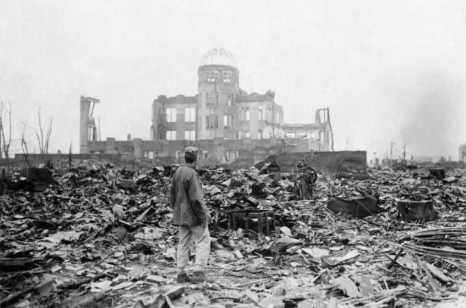 Un corresponsal aliado mira las ruinas entre escombros en Hiroshima, Japón, el 8 de septiembre de 1945.