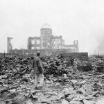 Un corresponsal aliado mira las ruinas entre escombros en Hiroshima, Japón, el 8 de septiembre de 1945.