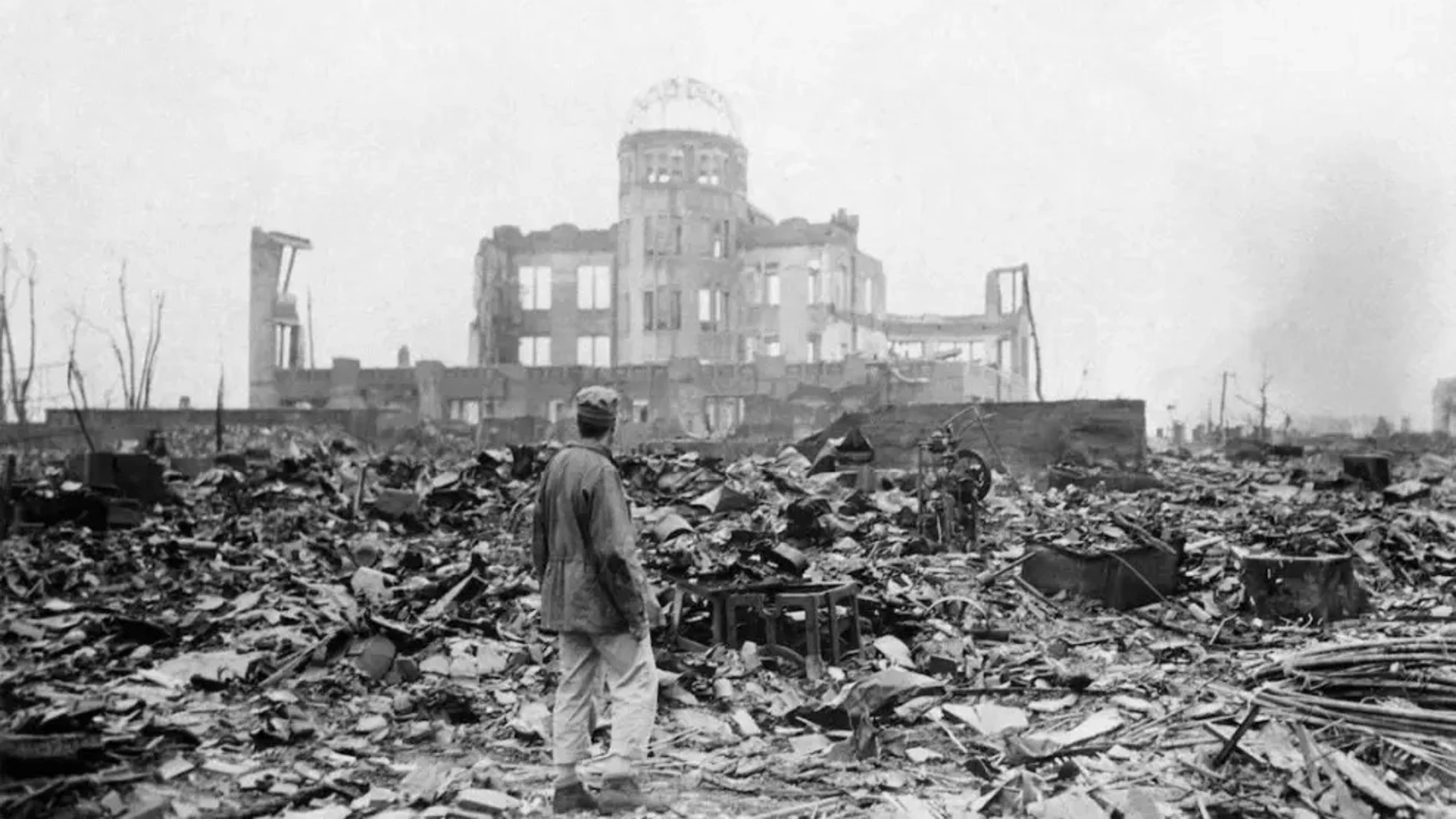 Un corresponsal aliado mira las ruinas entre escombros en Hiroshima, Japón, el 8 de septiembre de 1945.