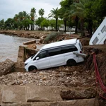 Dos vehículos arrastrados por las fuertes lluvias en el camping Els Alfacs, en Alcanar (Tarragona)