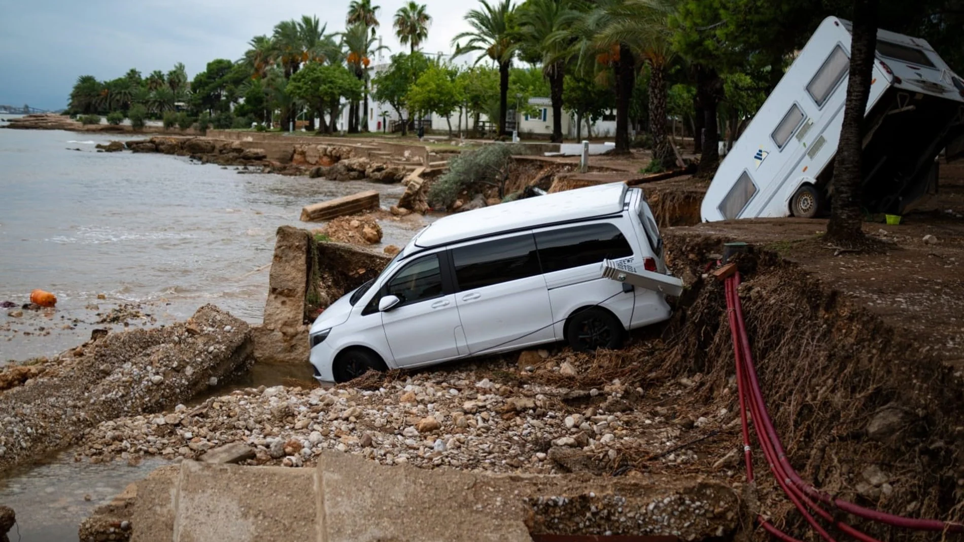Dos vehículos arrastrados por las fuertes lluvias en el camping Els Alfacs, en Alcanar (Tarragona)
