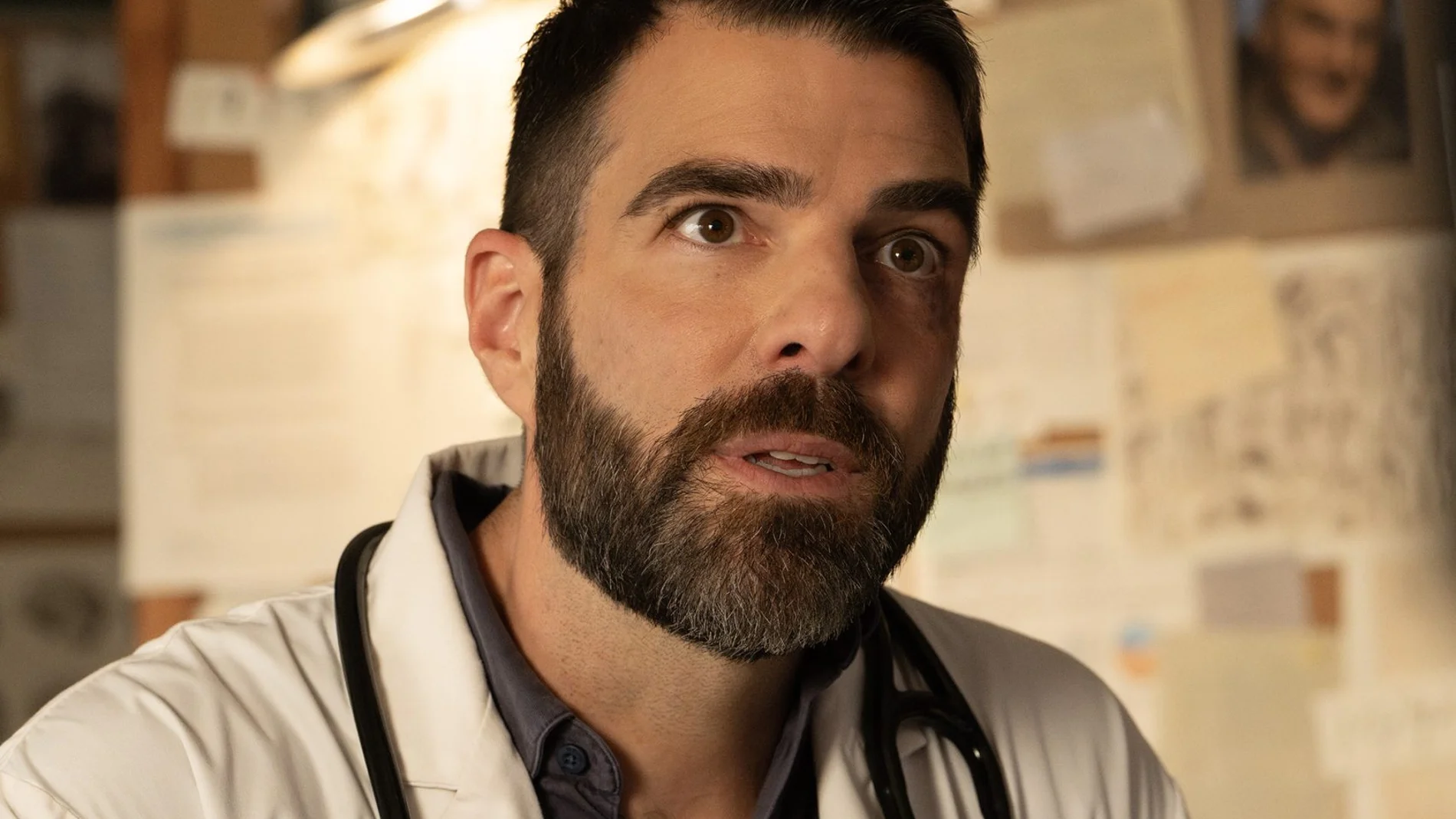 Zachary Quinto da vida al neurólogo de la serie
