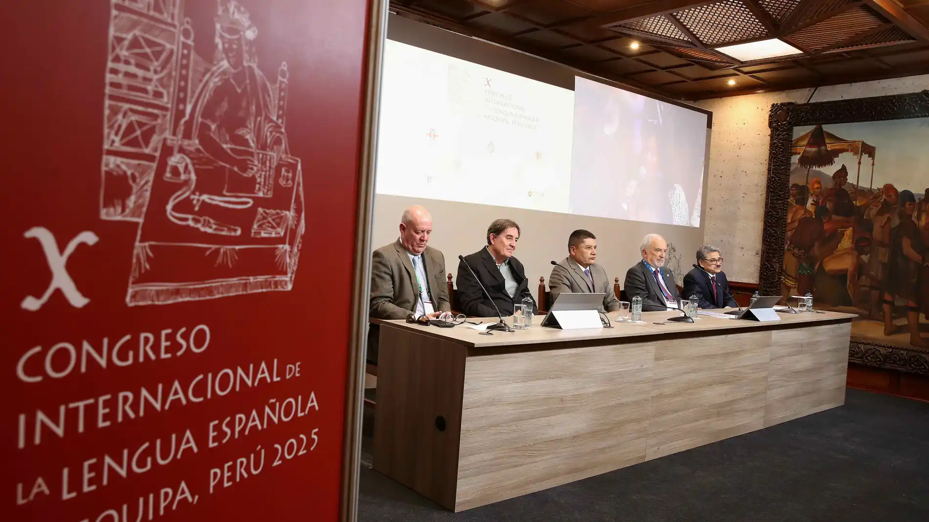 AME7724. AREQUIPA (PERÚ), 13/10/2025.- De izquierda a derecha, el presidente de la comisión organizadora, el embajador Carlos Chávez Tafur, el director del Instituto Cervantes, Luis García Montero, el alcalde de Arequipa, Victor Hugo Rivera, el director de la Real Academia Española (RAE), Santiago Muñoz y el rector de la Universidad Nacional de San Agustín de Arequipa (UNSA), Hugo Rojas Flores, en la rueda de prensa de presentación del X Congreso de la Lengua Española este lunes, en Arequipa ...