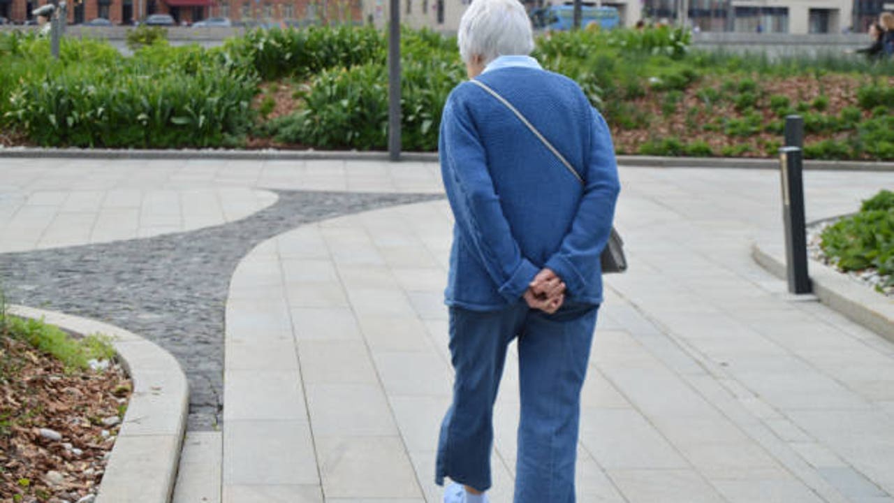 Qué significa caminar con las manos en la espalda, según la psicología