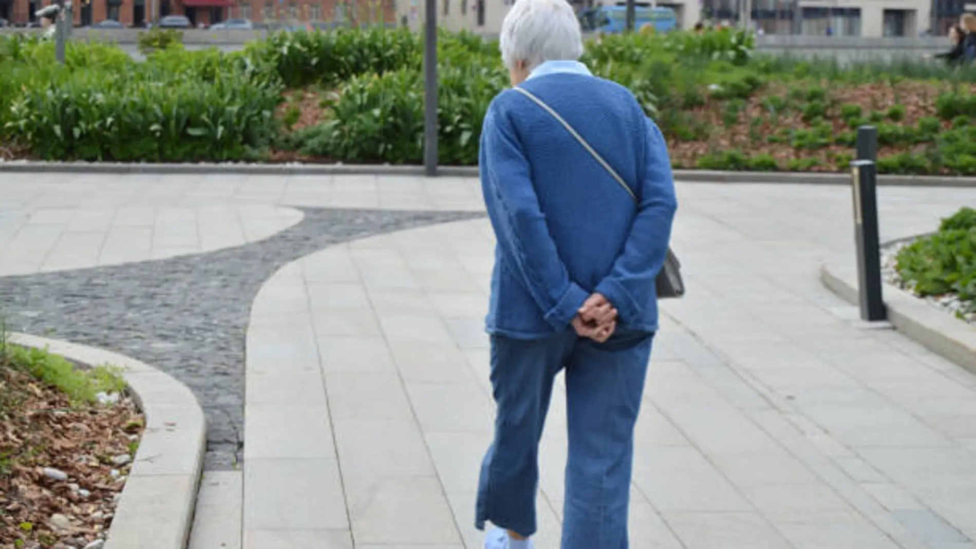 Qué significa caminar con las manos en la espalda, según la psicología