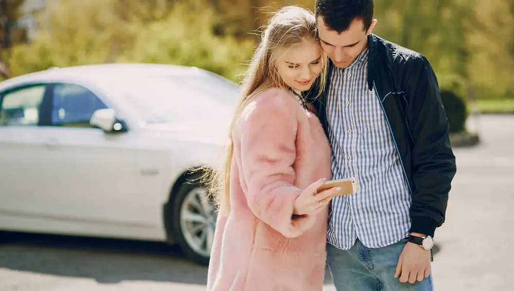 Pareja disfrutando de su coche después de solicitar un crédito con su vehículo como aval