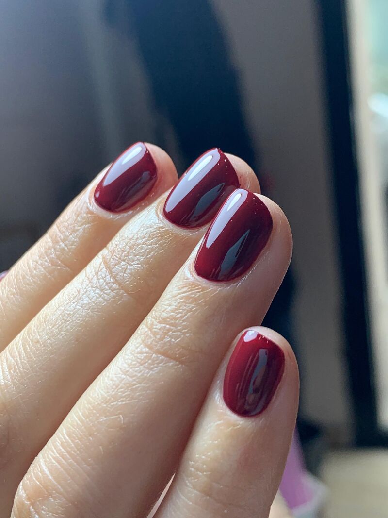 Manicura granate vinilo corto y redondeado