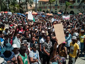 Anti-government protest continues in Madagascar ANTANANARIVO (Madagascar), 13/10/2025.- Protesters gather outside City Hall in Antananarivo, Madagascar, 13 October 2025. Madagascar's embattled President Andry Rajoelina has denounced a coup attempt after CAPSAT, an elite army unit, has refused to shoot on unarmed protesters and decided to join them instead. (Protestas) EFE/EPA/HENITSOA RAFALIA