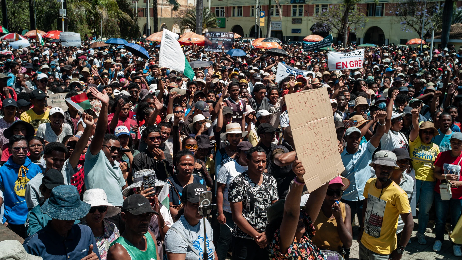 ANTANANARIVO (Madagascar), 13/10/2025.- Protesters gather outside City Hall in Antananarivo, Madagascar, 13 October 2025. Madagascar's embattled President Andry Rajoelina has denounced a coup attempt after CAPSAT, an elite army unit, has refused to shoot on unarmed protesters and decided to join them instead. (Protestas) EFE/EPA/HENITSOA RAFALIA