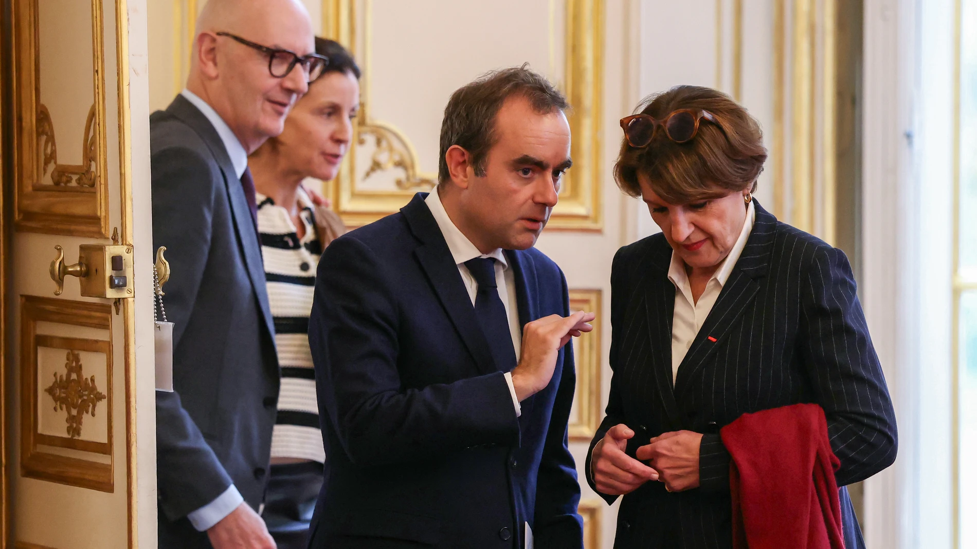 Paris (France), 13/10/2025.- French Prime Minister Sebastien Lecornu (C-R) speaks to French Agriculture Minister Annie Genevard (R) next to French Minister of Economy, Finance and Industrial, Energy and Digital Sovereignty, Roland Lescure (L) as they arrive for a meeting with the newly-appointed members of his cabinet, at the Hotel Matignon in Paris, France, 13 October 2025. Lecornu is holding the first cabinet meeting with his new ministers since his reappointment as Prime Minister of France...