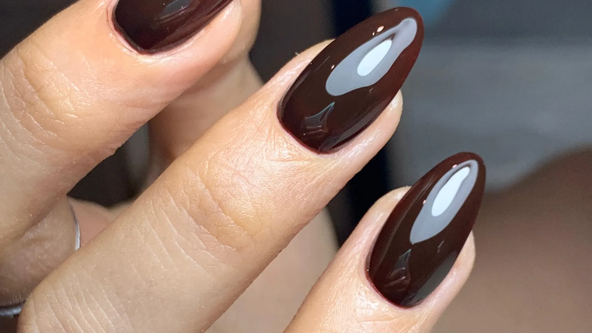 Manicuras tendencia otoño 2025: 5 ideas elegantes (y cómo pedirlas en el salón)