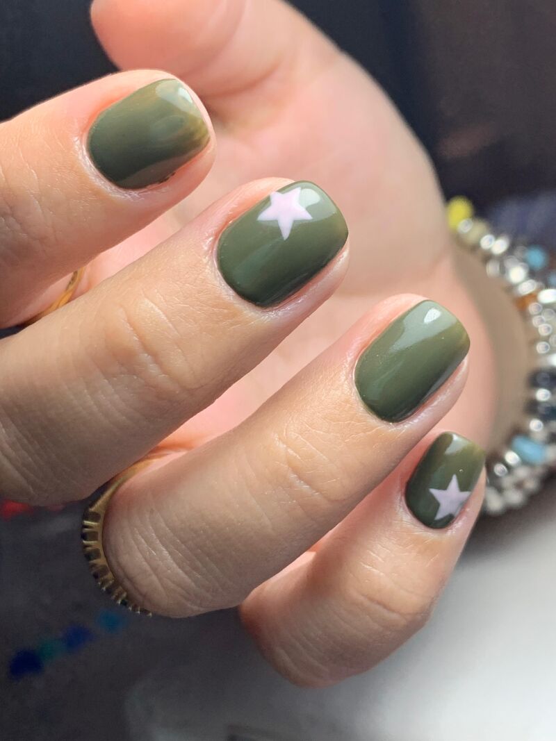 Manicura verde oliva con estrella minimal