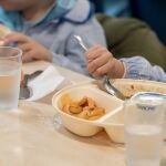Varios alumnos en un comedor escolar