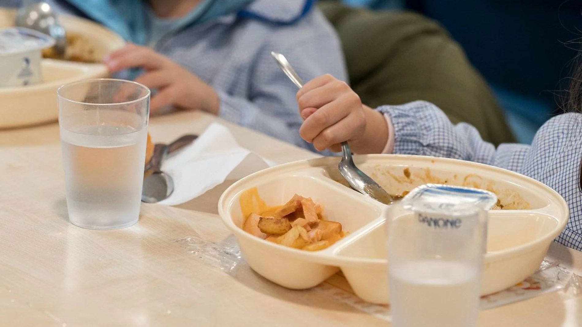 Varios alumnos en un comedor escolar