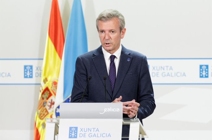 Alfonso Rueda, hoy, atendiendo a los medios de comunicación. 