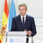 Alfonso Rueda, hoy, atendiendo a los medios de comunicación. 