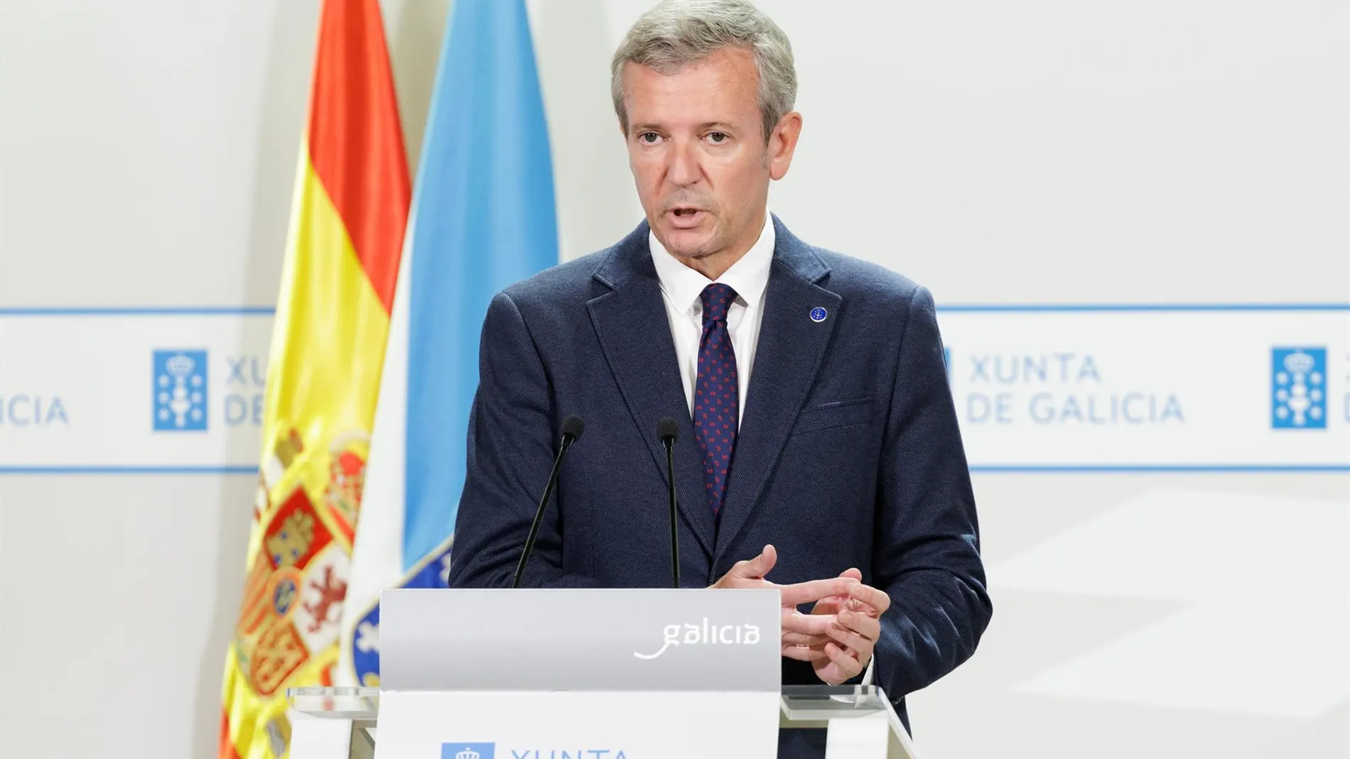 Alfonso Rueda, hoy, atendiendo a los medios de comunicación.
