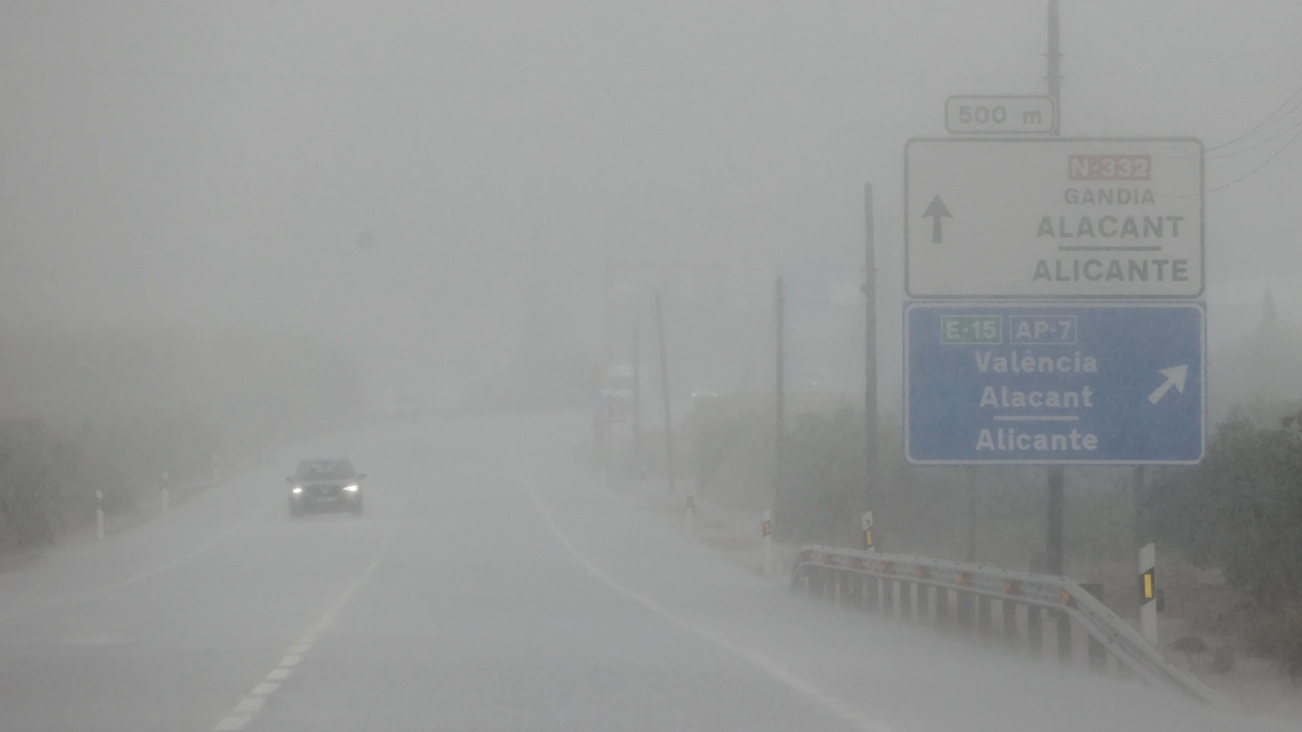 GRAFCVA9789. GANDÍA (VALENCIA), 13/10/2025.- Vista general de la N332 bajo la lluvia durante este lunes en el que la Agencia Estatal de Meteorología (Aemet) advierte de que a partir del mediodía y por la tarde-noche las tormentas "se pueden generalizar" en la Comunitat Valenciana. EFE/Manuel Bruque