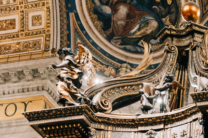 Estas son las sanciones que pueden ponerte por profanar el Altar Papal del Vaticano