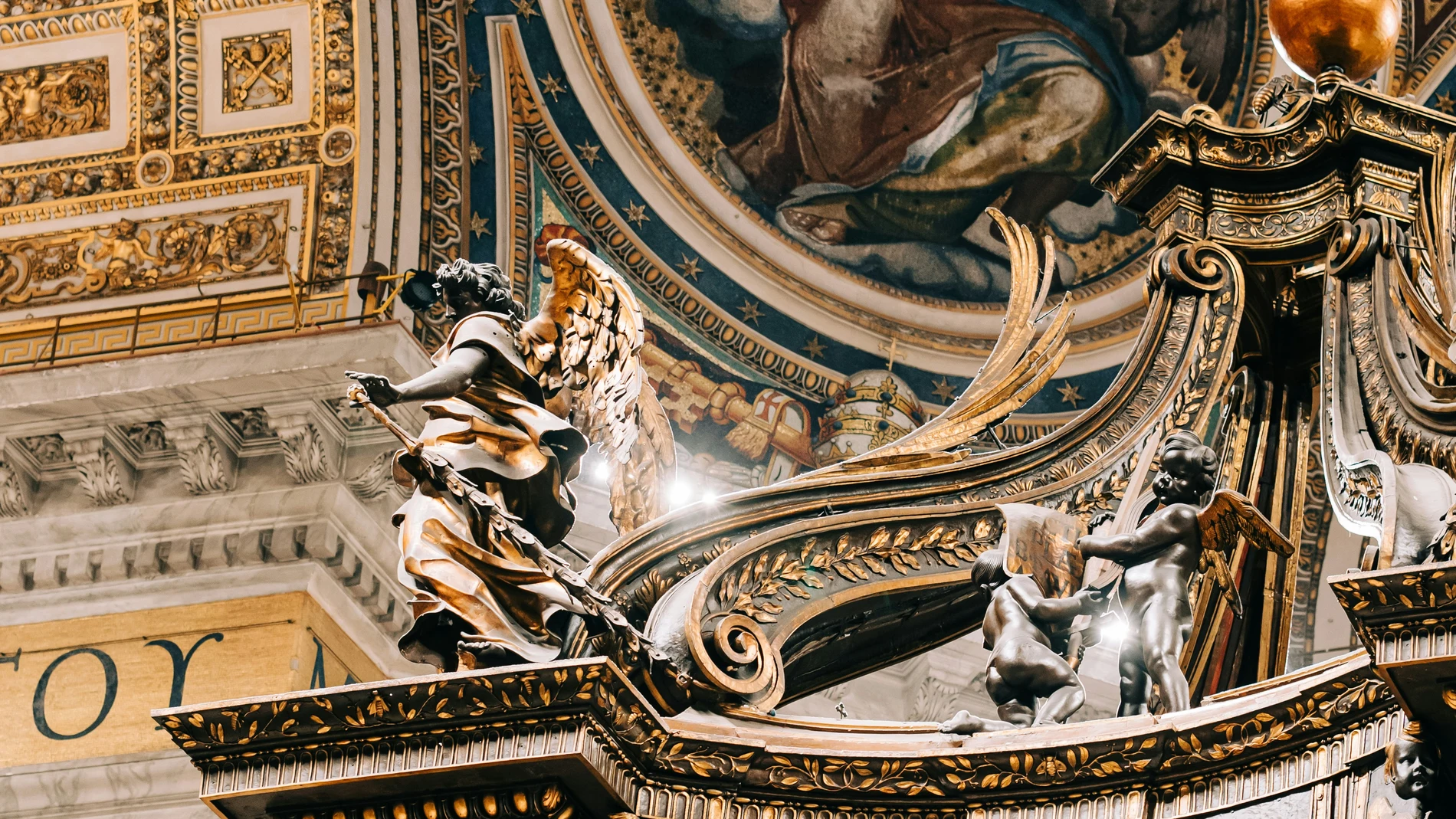 Estas son las sanciones que pueden ponerte por profanar el Altar Papal del Vaticano