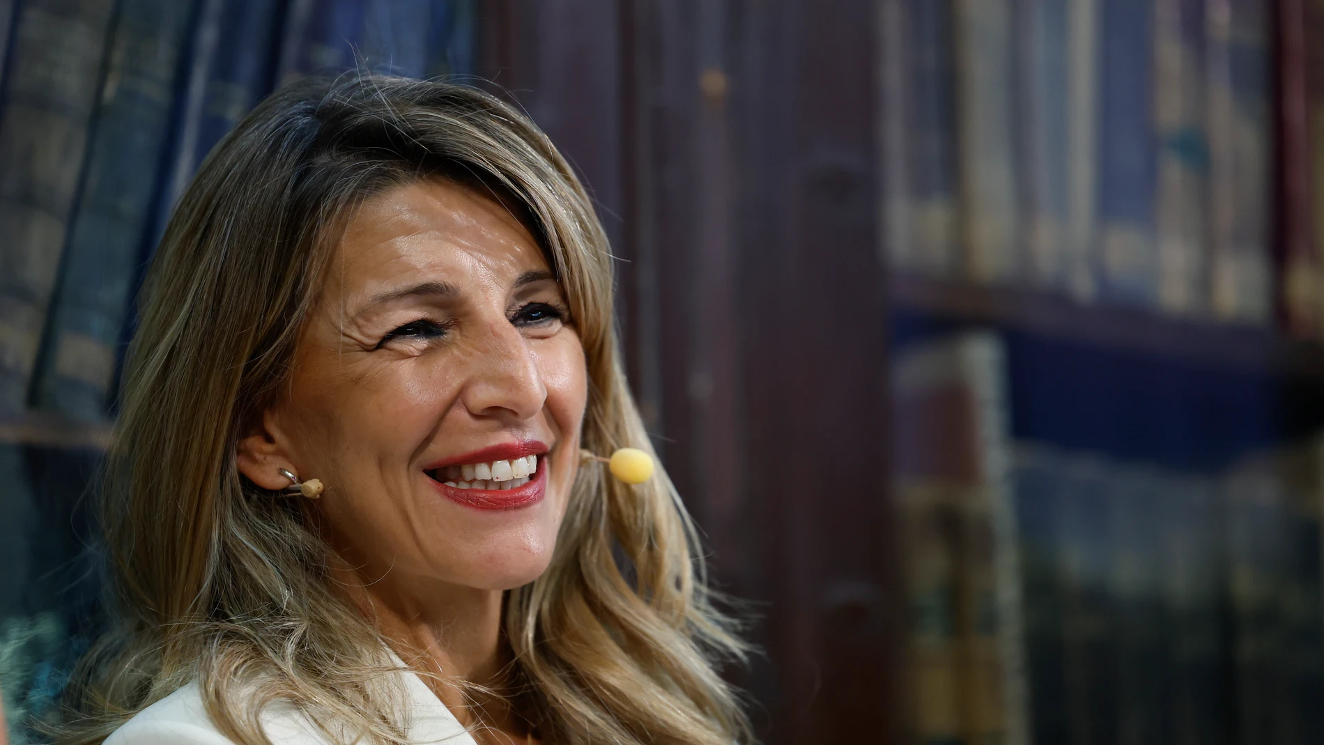 MADRID , 13/10/2025.- La vicepresidenta segunda y ministra de Trabajo y Economía Social, Yolanda Díaz, asiste a la presentación del libro 'Ellas quieren. El liderazgo excepcional de las políticas', de Ángela Paloma, este lunes en el Ateneo de Madrid. EFE/ Juanjo Martín
