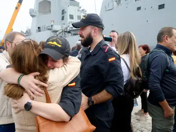 La 'Méndez Núñez' vuelve a Ferrol FERROL (A CORUÑA), 13/10/2025.- Familiares de la tripulación reciben a los tripulantes de fragata 'Méndez Núñez', que ha llegado este lunes a Ferrol tras completar una singladura por el Mediterráneo cuyo objetivo fue reforzar tareas de vigilancia marítima y seguridad, además de navegar junto al portaaviones británico 'Prince of Wales' hasta el Pacífico, al amparo de la operación internacional 'Highmast', pero también se incorporó a trabajos de ayuda en la lucha contra la piratería del desplie...