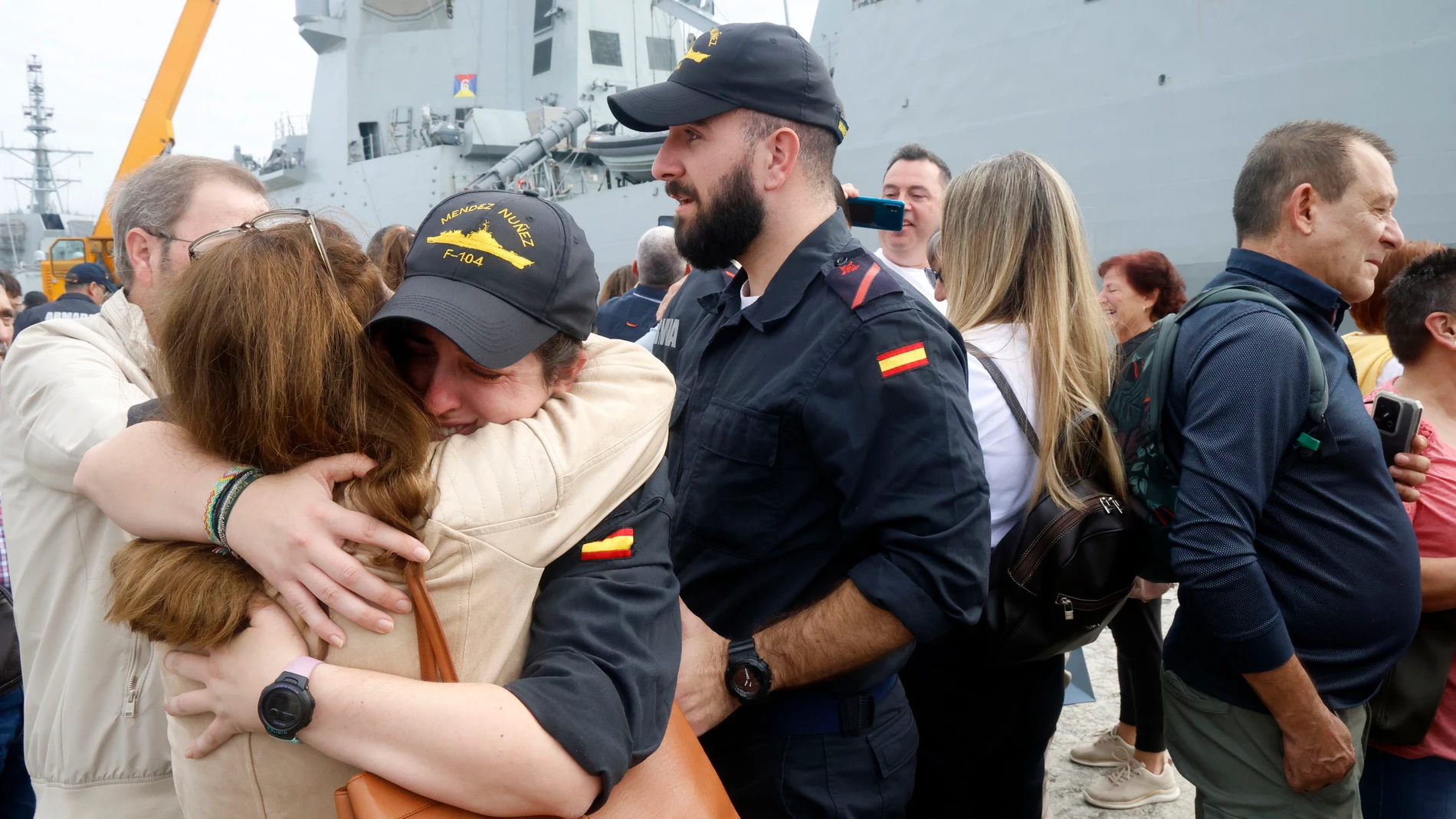 FERROL (A CORUÑA), 13/10/2025.- Familiares de la tripulación reciben a los tripulantes de fragata 'Méndez Núñez', que ha llegado este lunes a Ferrol tras completar una singladura por el Mediterráneo cuyo objetivo fue reforzar tareas de vigilancia marítima y seguridad, además de navegar junto al portaaviones británico 'Prince of Wales' hasta el Pacífico, al amparo de la operación internacional 'Highmast', pero también se incorporó a trabajos de ayuda en la lucha contra la piratería del desplie...