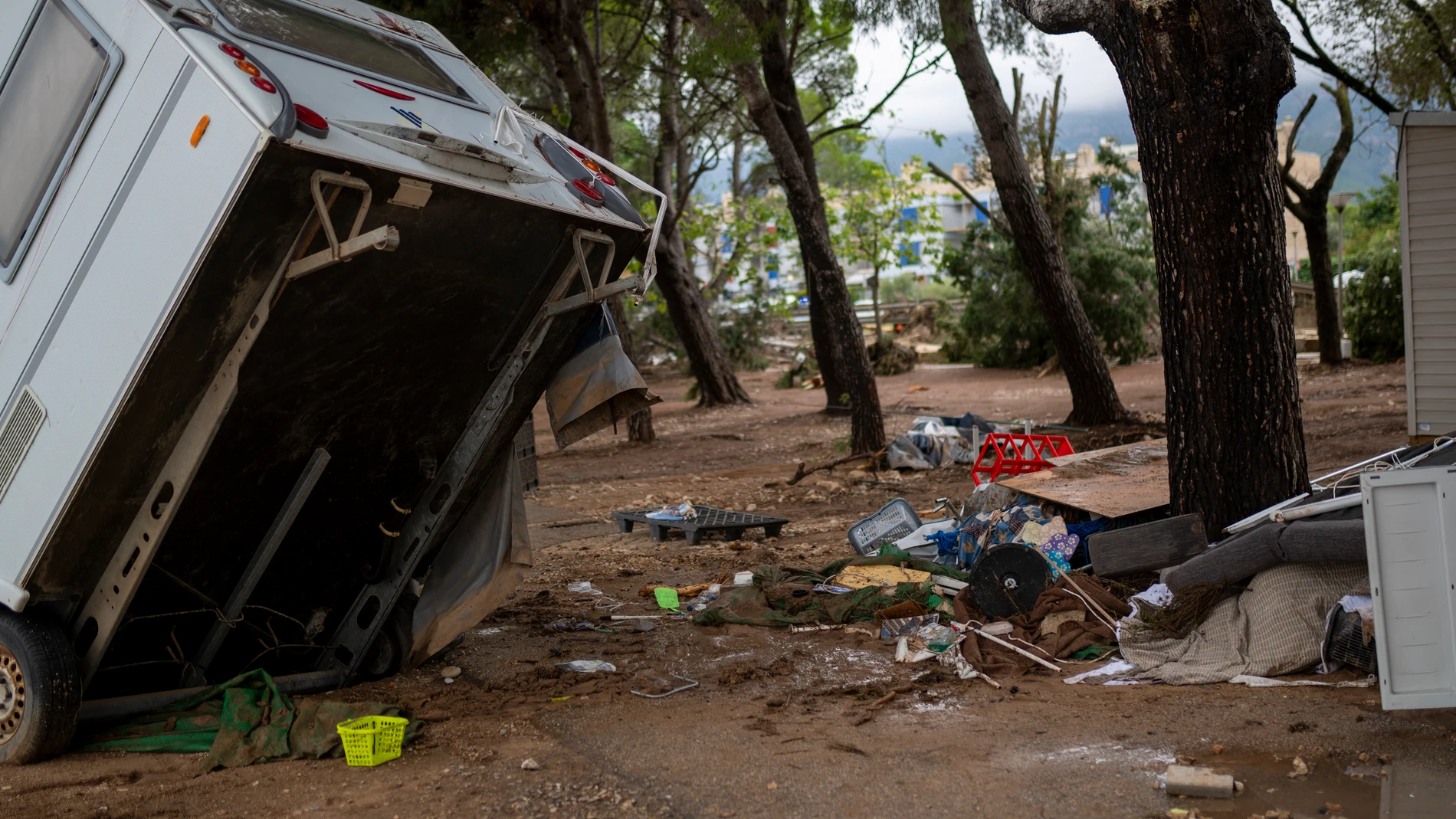Una caravana volcada por las lluvias, a 13 de octubre de 2025, en Alcanar, Tarragona, Catalunya (España). Protección Civil que la dana que afecta al sur de Tarragona desde el domingo, 12 de octubre, ha dejado ya 18 heridos, uno de ellos de gravedad. Las lluvias han dejado 280 litros por metro cuadrado en algunas poblaciones, cifras históricas en la provincia. Illa ha suspendido su agenda y ha pedido prudencia a la población ya que continúa la alerta naranja en toda la provincia. 13 OCTUBRE 2...