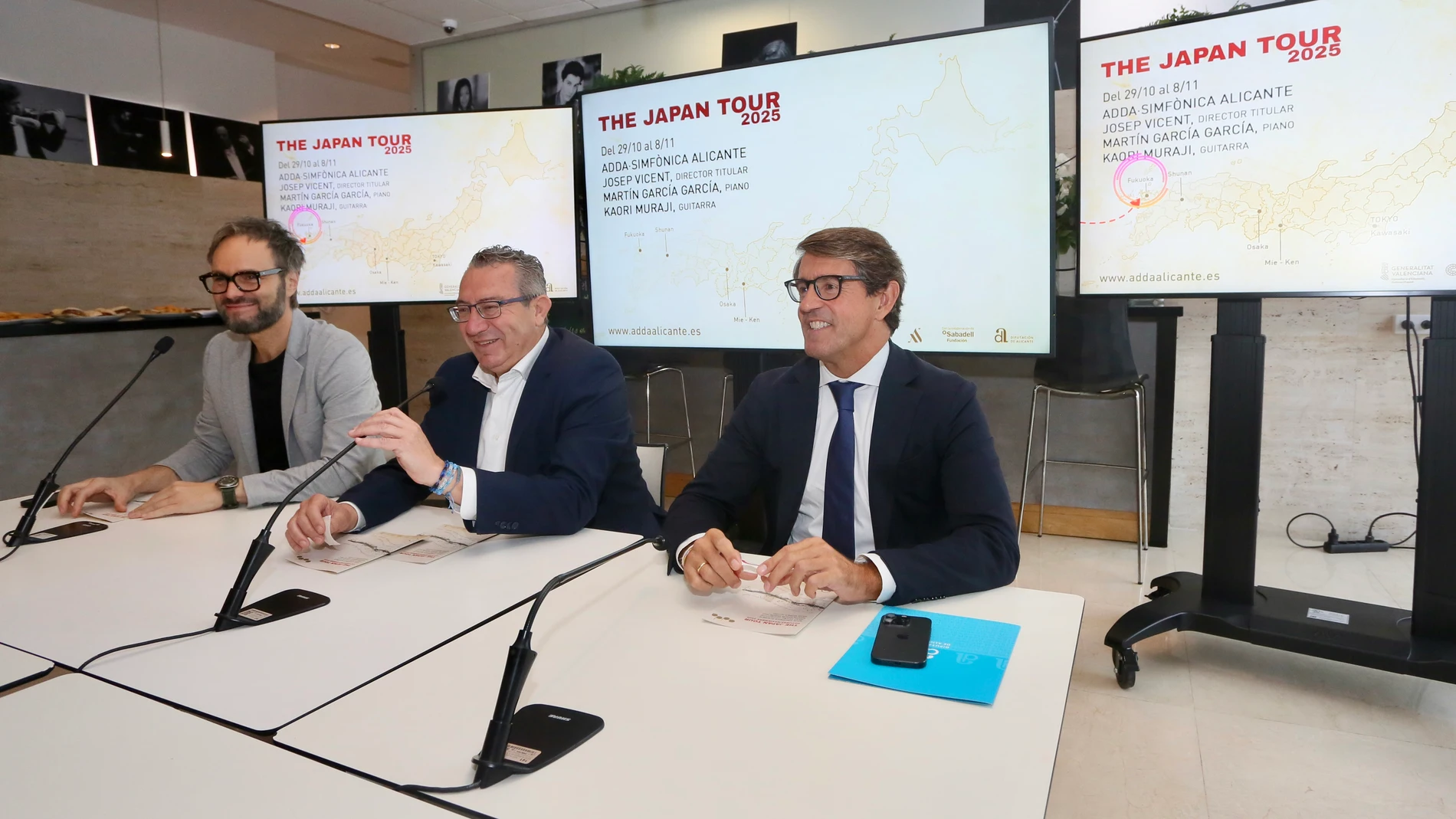 El director de ADDA Simfònica, Josep Vicent, el presidente de la Diputación de Alicante, Toni Pérez, y el diputado de Cultura, Juan de Dios Navarro