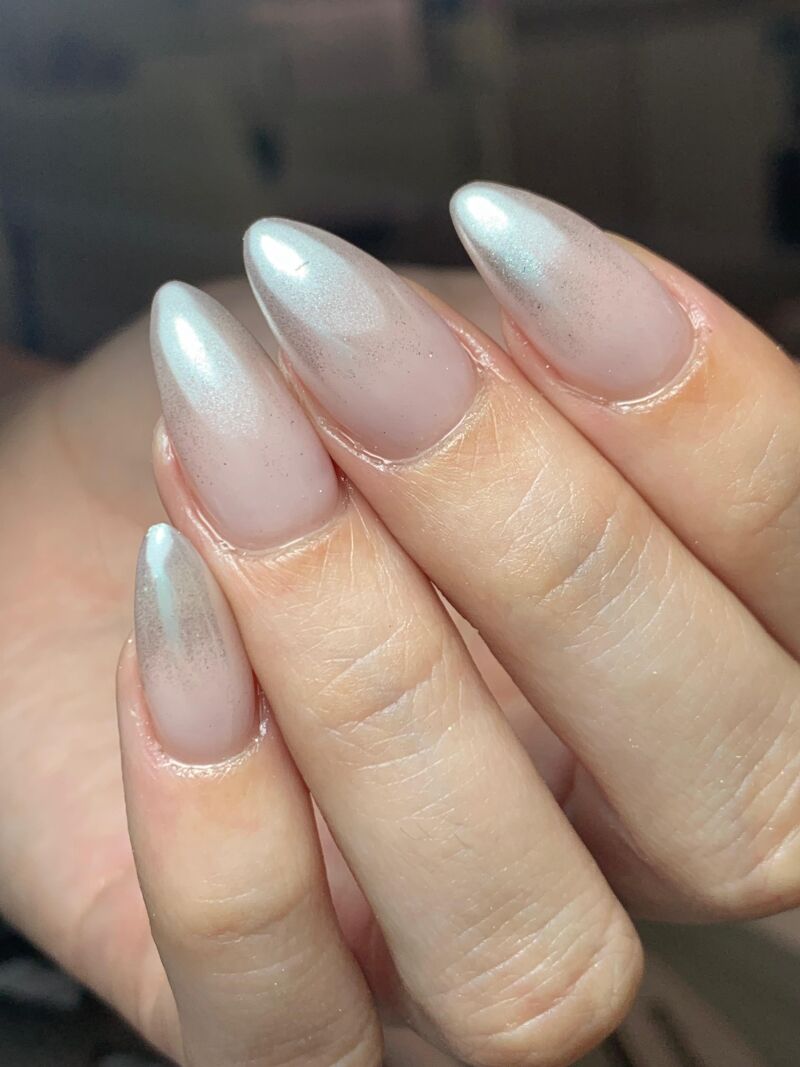 Manicura de perla fría efecto ‘glaze’ (almendrada)
