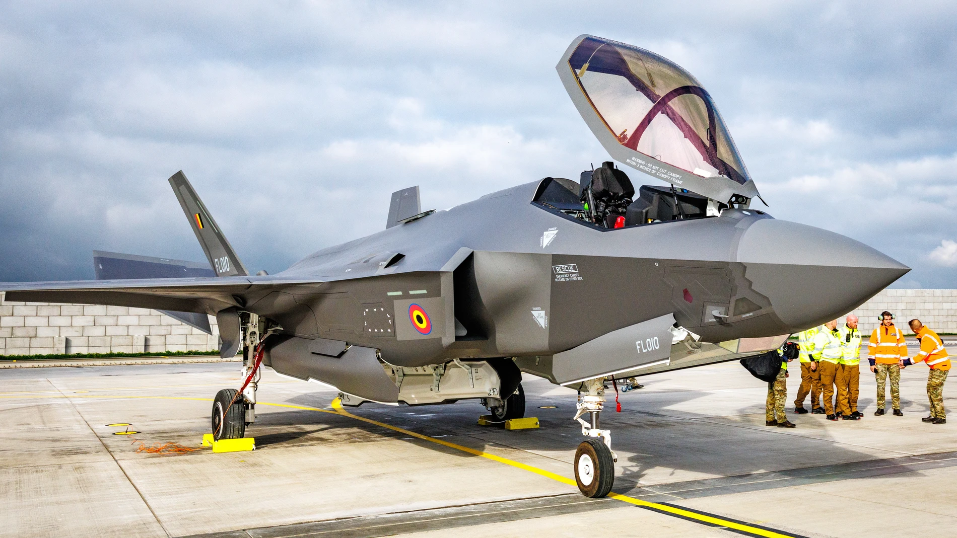 Florennes (Belgium), 13/10/2025.- The first Lockheed Martin F-35A Lightning II fighter jets delivered to the Belgian Air and Space Component arrive at the Belgian Air Component military airbase Jean Offenberg, in Florennes, Belgium, 13 October 2025. (Bélgica) EFE/EPA/OLIVIER MATTHYS