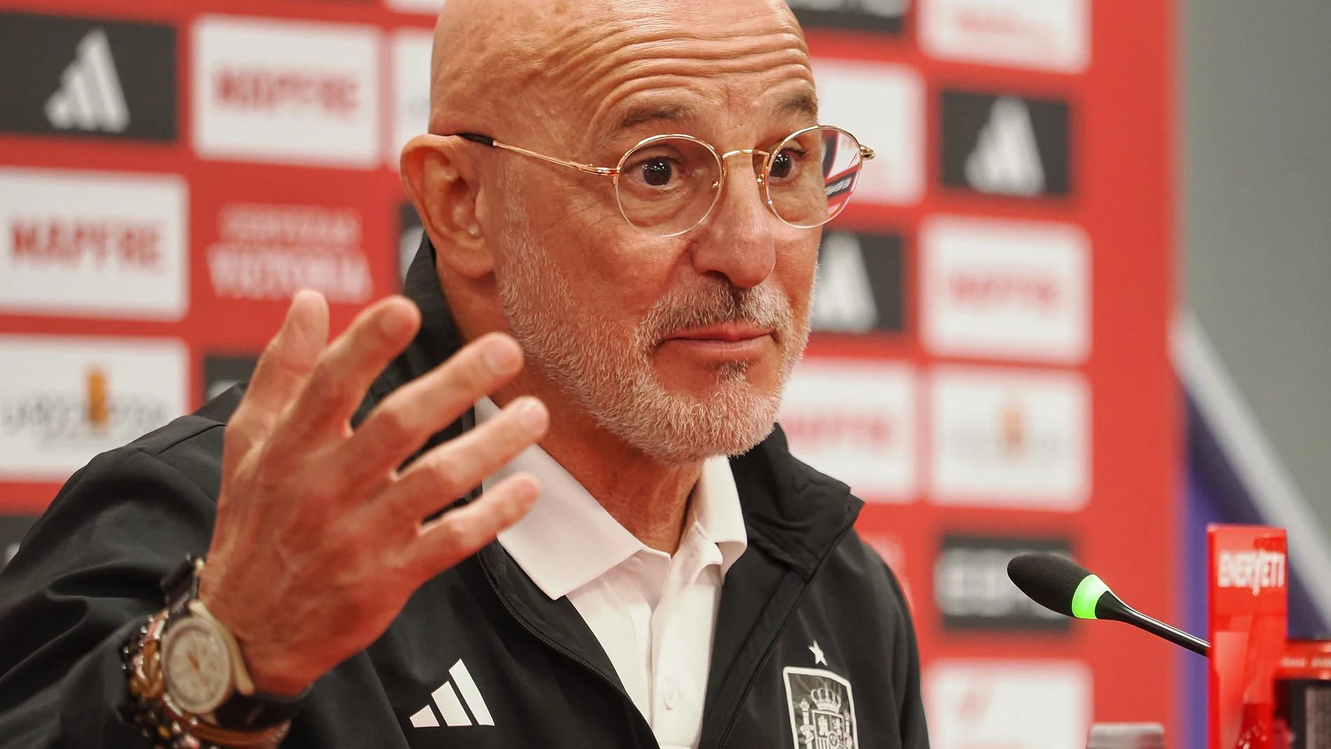 El seleccionador español, Luis de la Fuente, durante una rueda de prensa en el Estadio José Zorrilla, a 13 de octubre de 2025, en Valladolid, Castilla y León (España). La rueda de prensa tiene lugar antes de que la Selección española se enfrente mañana en Valladolid a Bulgaria en el cuarto partido de la fase de clasificación para el Mundial 2026. 13 OCTUBRE 2025;RUEDA DE PRENSA;SELECCIÓN ESPAÑOLA;FÚTBOL;ESPAÑA;VALLADOLID;CASTILLA Y LEÓN;BULGARIA Photogenic/Claudia Alba / Europa Press 13/10...