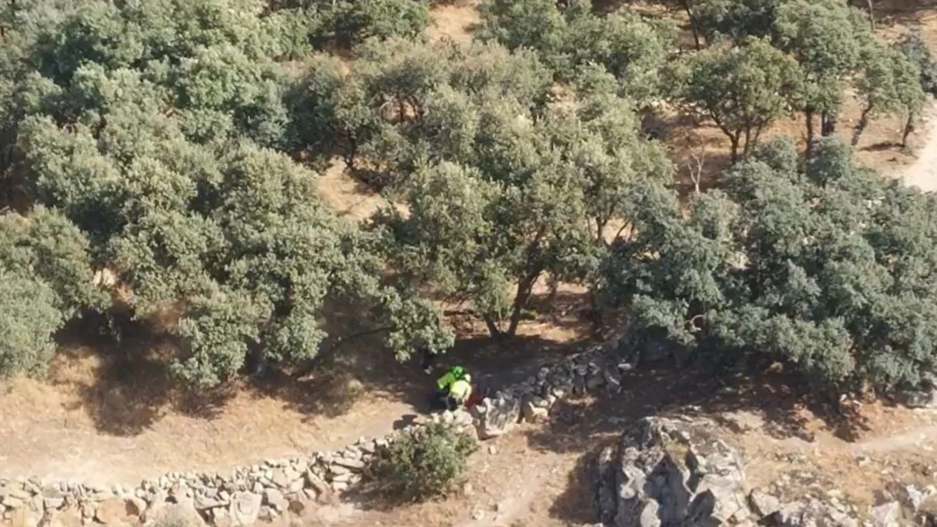 Momento del rescate de la mujer herido enel desfiladero del Río Moros