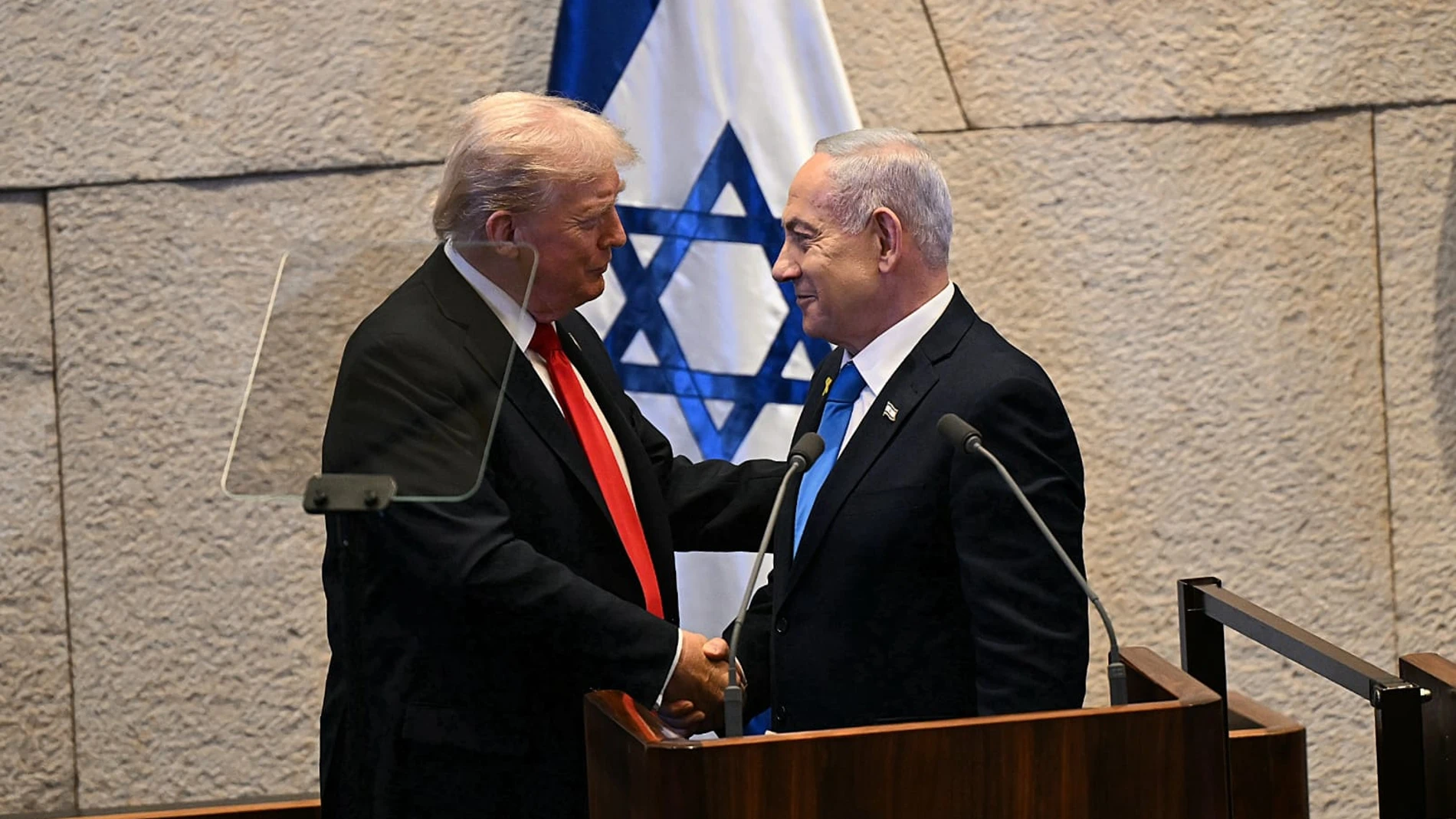 FOTODELDIA JERUSALÉN (ISRAEL), 13/10/2025.- El presidente de Estados Unidos, Donald Trump (i), y su homólogo israelí, Benjamín Netanyahu, este lunes en el Parlamento israelí (Knéset) en Jerusalén. Trump emprendió este lunes una visita relámpago a Israel para reunirse con familiares de los rehenes y dar un discurso en el Parlamento israelí (Knéset) antes de poner rumbo a Egipto, donde tendrá lugar la Cumbre de la Paz. EFE/ Oficina del primer ministro israelí / ***SOLO USO EDITORIAL/SOLO DISPON...
