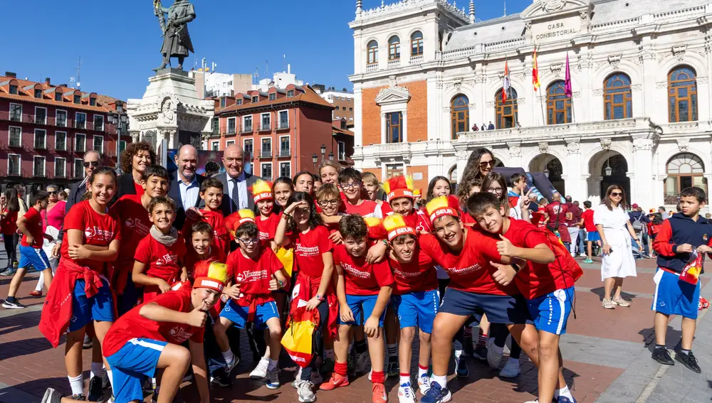 Jesús Julio Carnero y Rafael Louzán junto con jóvenes aficionados de la selección en la Plaza Mayor de Valladolid