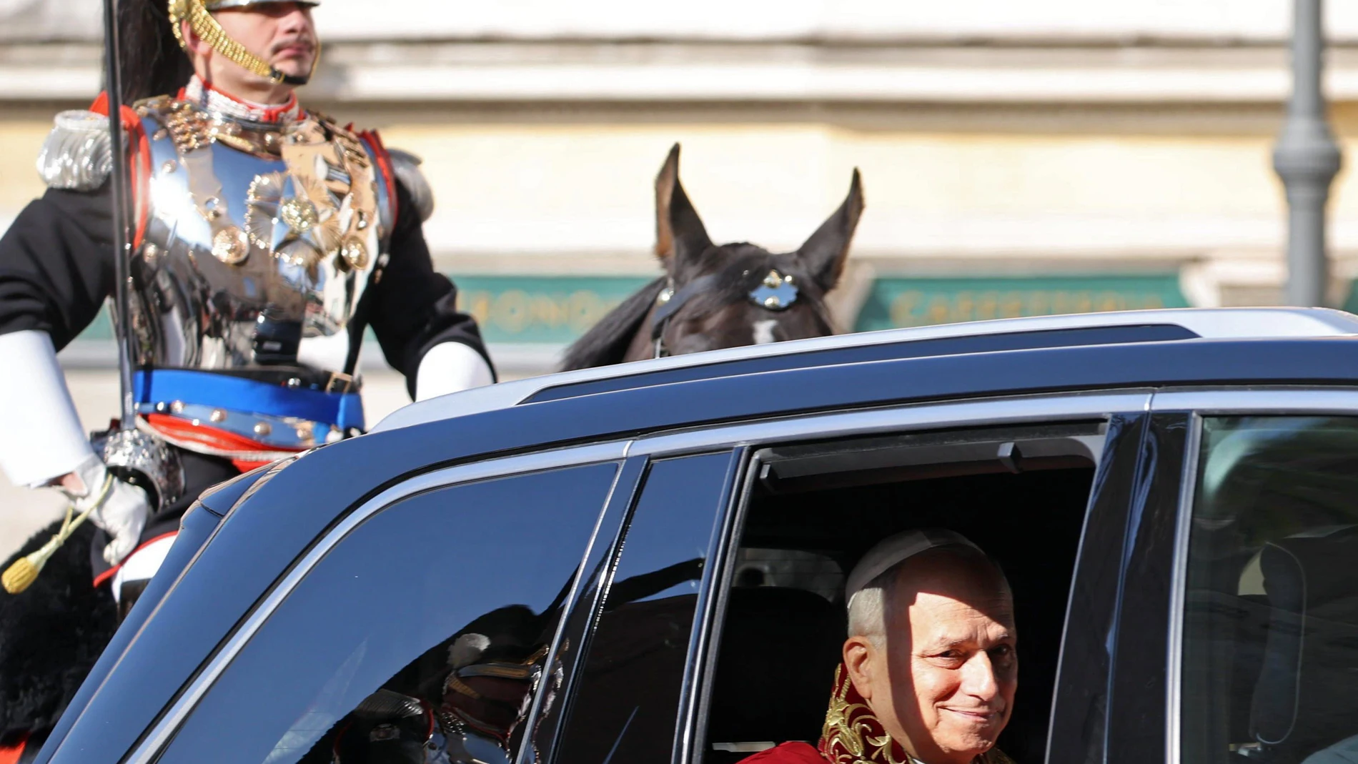 Rome (Italy), 14/10/2025.- Pope Leo XIV arrives at the Quirinale (Italy's Presidencial House) in Rome, Italy, 14 October 2025. (Papa, Italia, Roma) EFE/EPA/MASSIMO PERCOSSI