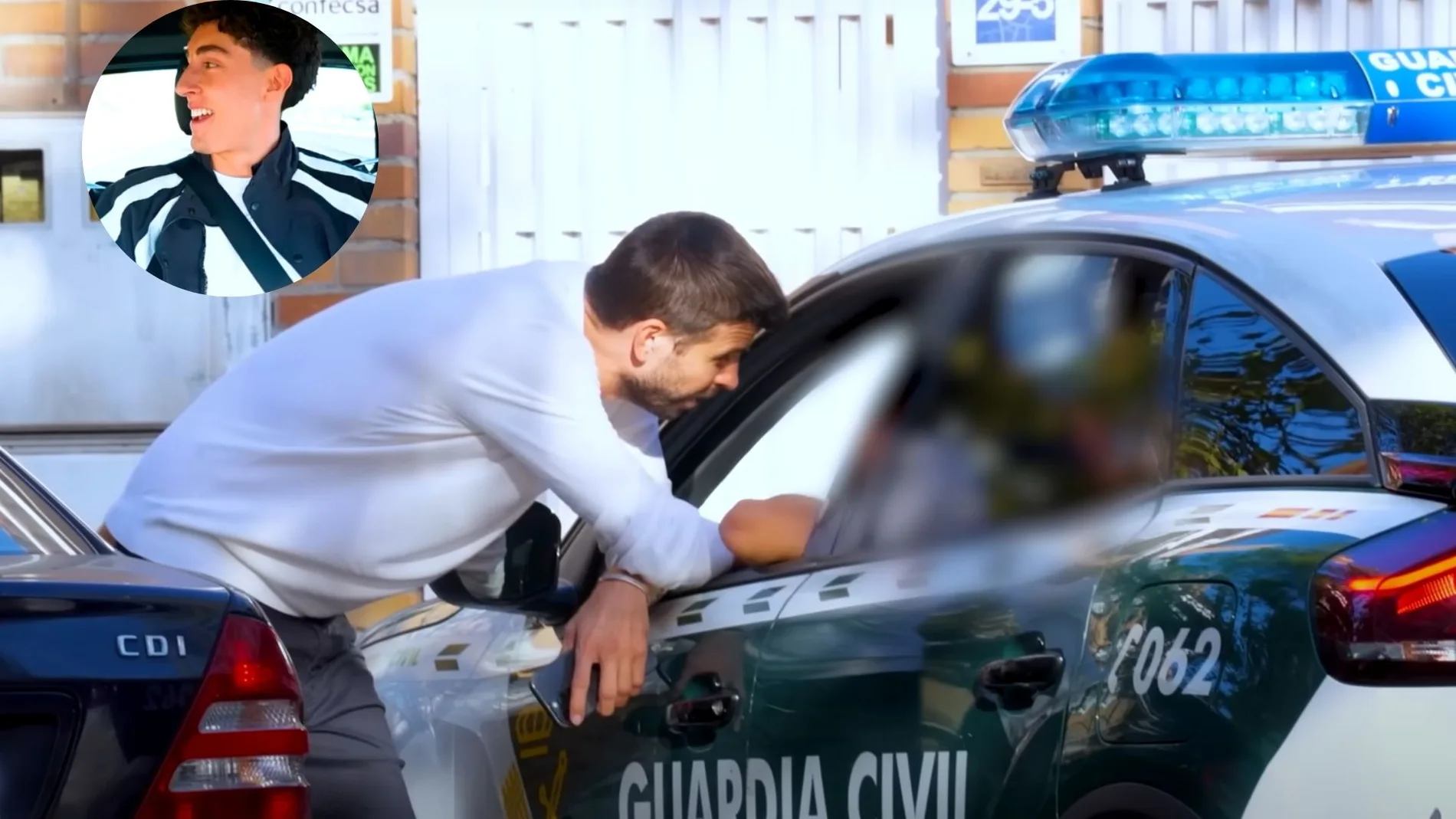 Gerard Piqué, durante la broma a la Guardia Civil