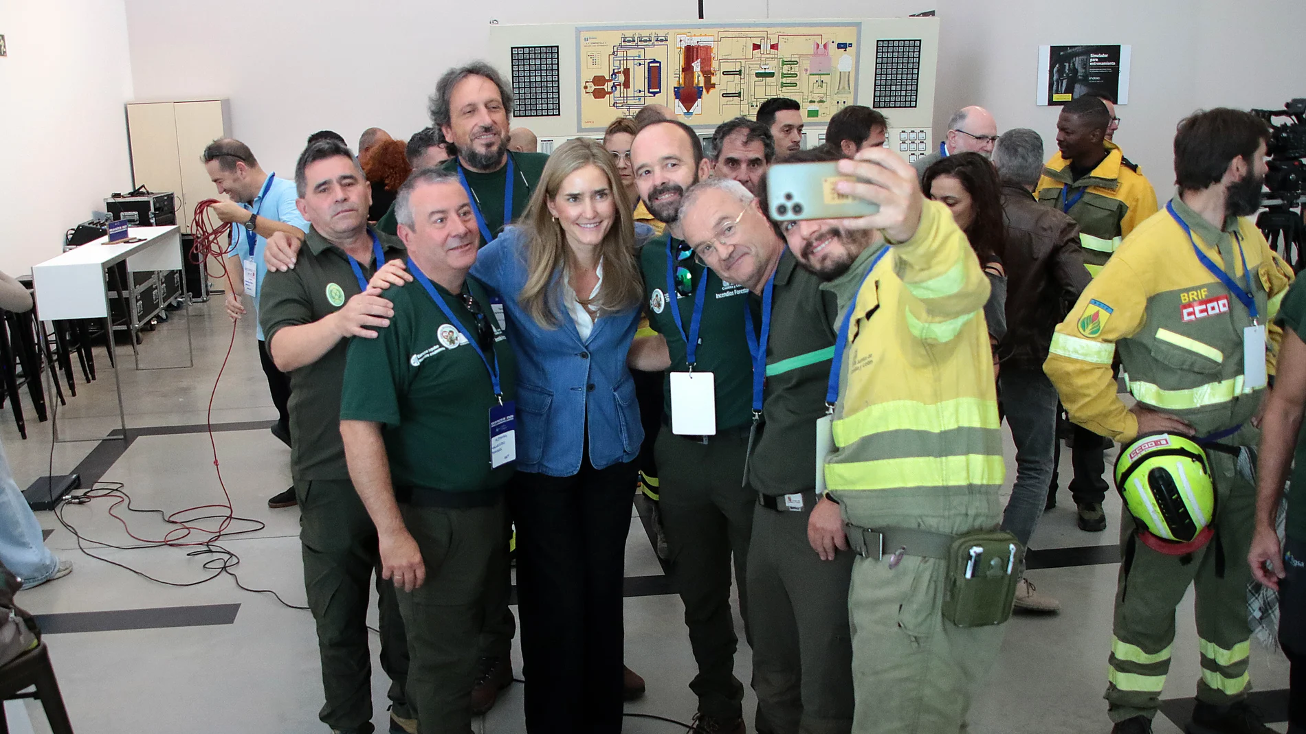 La ministra Aagesen se hace un selfie con varios brigadistas Brif en Ponferrada