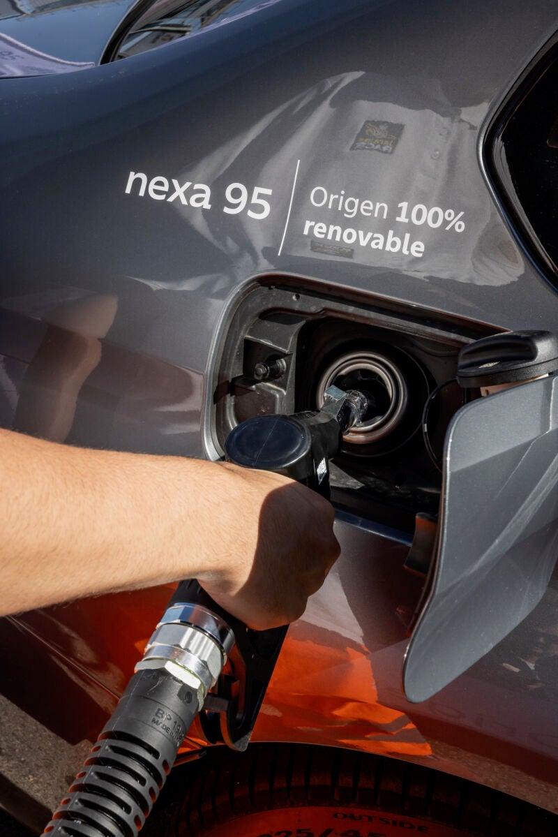 Un vehículo repostando gasolina renovable de Repsol