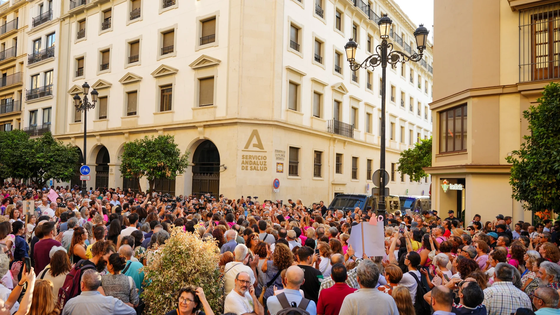 Concentración en la sede del Servicio Andaluz de Salud (SAS) en Sevilla por la gestión de los cribados de cáncer de mama