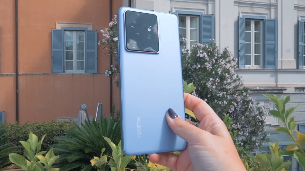 Casi 300 euros de descuento en este gama alta de realme con batería de 7.000 mAh y una cámara muy versátil