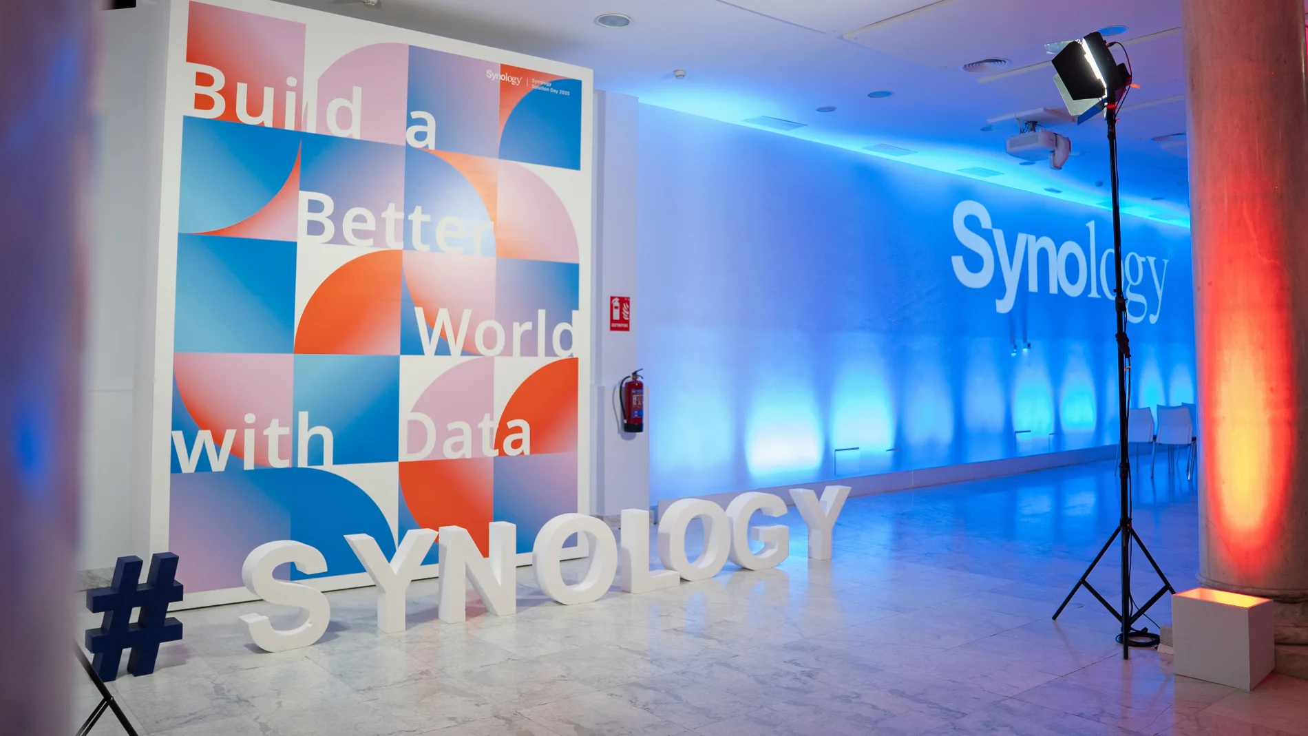 La entrada al Solution Day 2025 de Synology, celebrado en el Palacio de Neptuno de Madrid