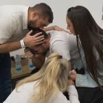 Los familiares de un rehen liberado, Segev Kalfon junto a su familia, a 13 de octubre de 2025, en Israel. El Movimiento de Resistencia Islámica (Hamás) ha recalcado este lunes su compromiso con el alto el fuego alcanzado con Israel al hilo de la propuesta realizada la semana pasada por Estados Unidos para un acuerdo de paz y ha confirmado la entrega de los primeros 20 rehenes secuestrados en la Franja de Gaza a raíz de los ataques del 7 de octubre de 2023. 