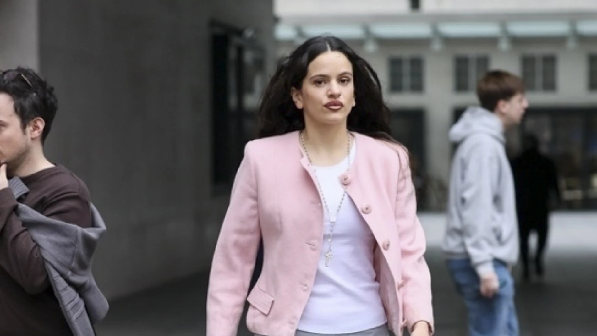 El look de Rosalía en Londres.