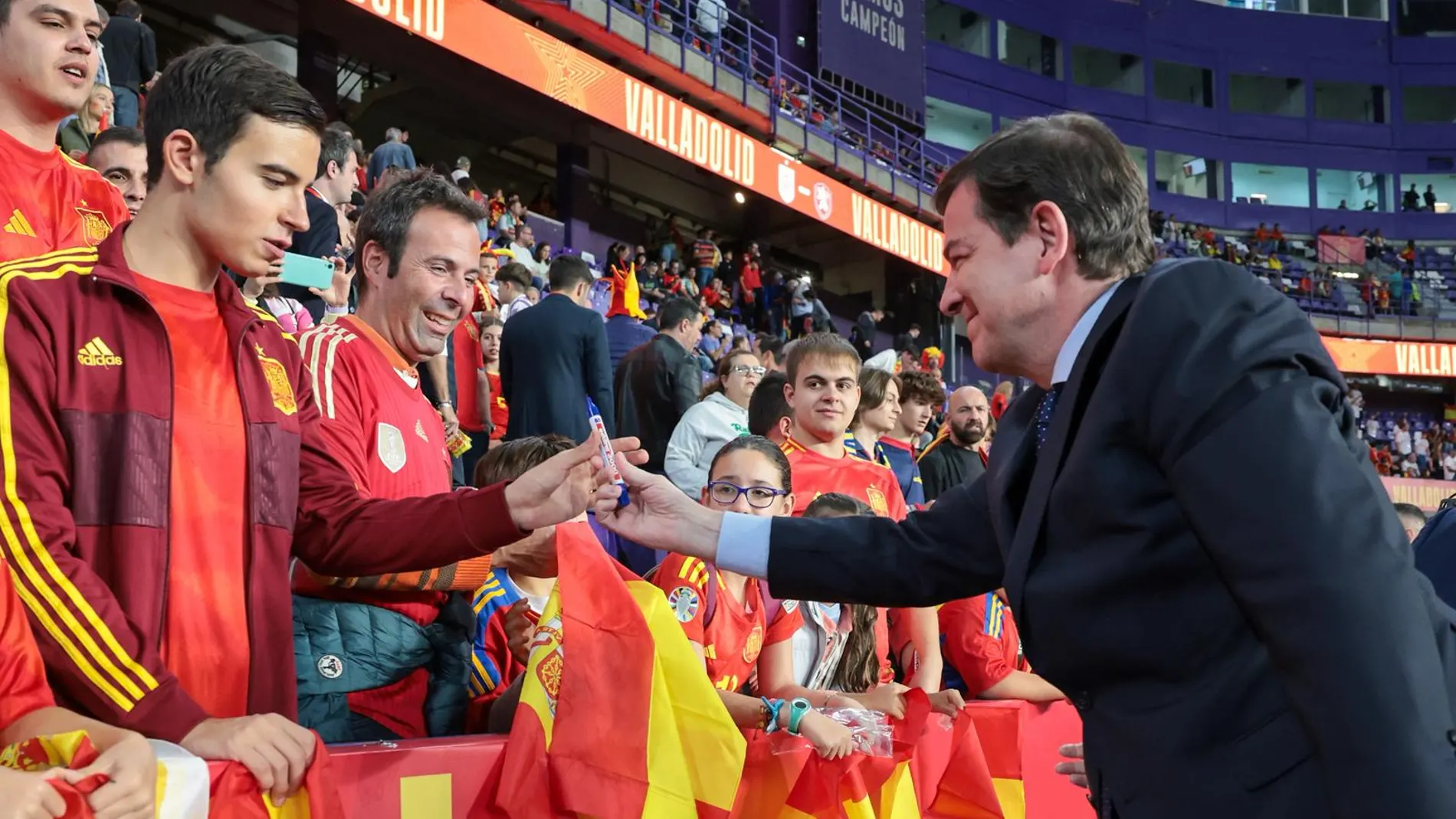 Mañueco saluda a los aficionados que se dieron cita en Zorrilla