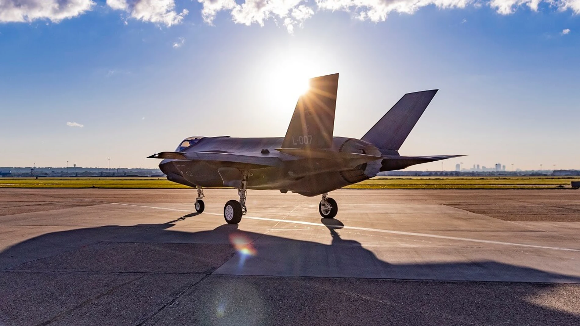 Avión de combate en tierra en un aeródromo del ejército estadounidense